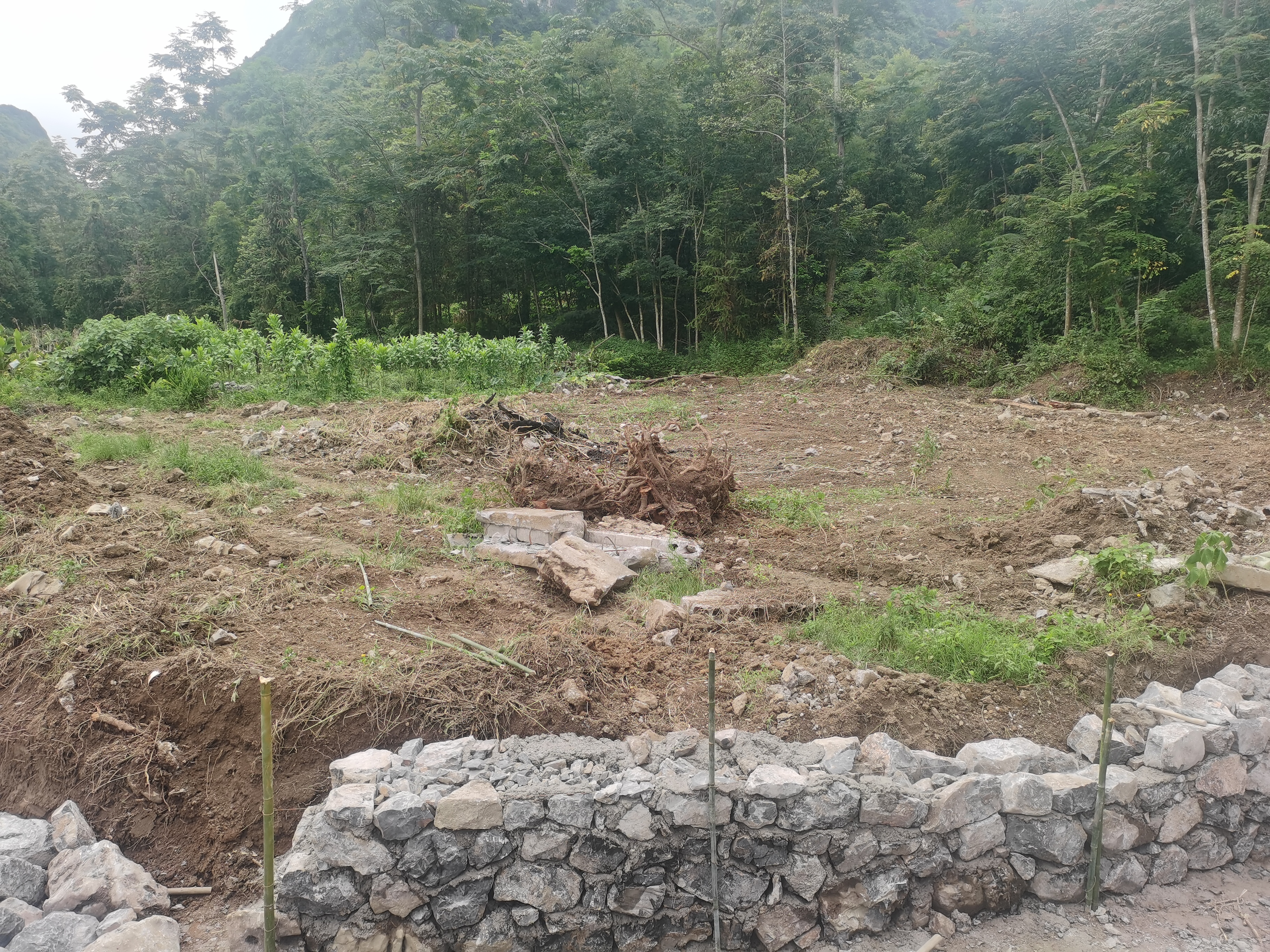 柳江这个小山村想建足球场，一起来做足球界的古天乐