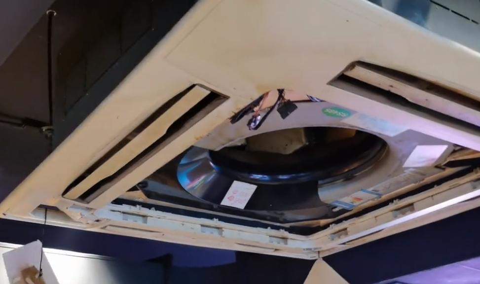 中央吸顶式空调如何拆卸查找漏水,吊顶式中央空调拆洗