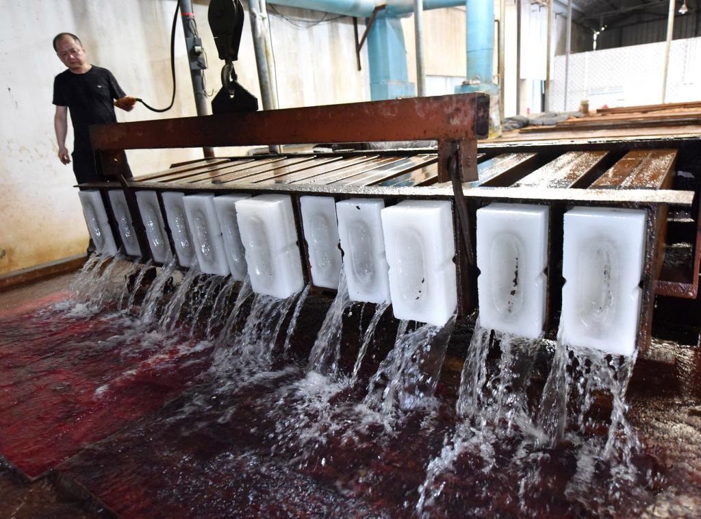 制冰厂一块冰多久融化完,制冰厂的冰是怎么制出来的