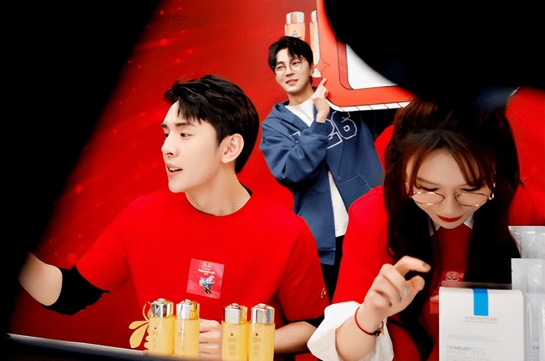 李佳琦针对79元眉笔价格遭质疑怒斥网友：工资没涨找自己原因