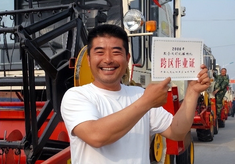 小麦收割跨区作业证,严查跨区作业证导致收割机被扣