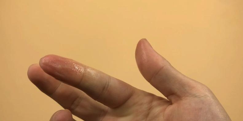 手被502胶水粘住的解决办法,手被502胶水粘住教你一招解除