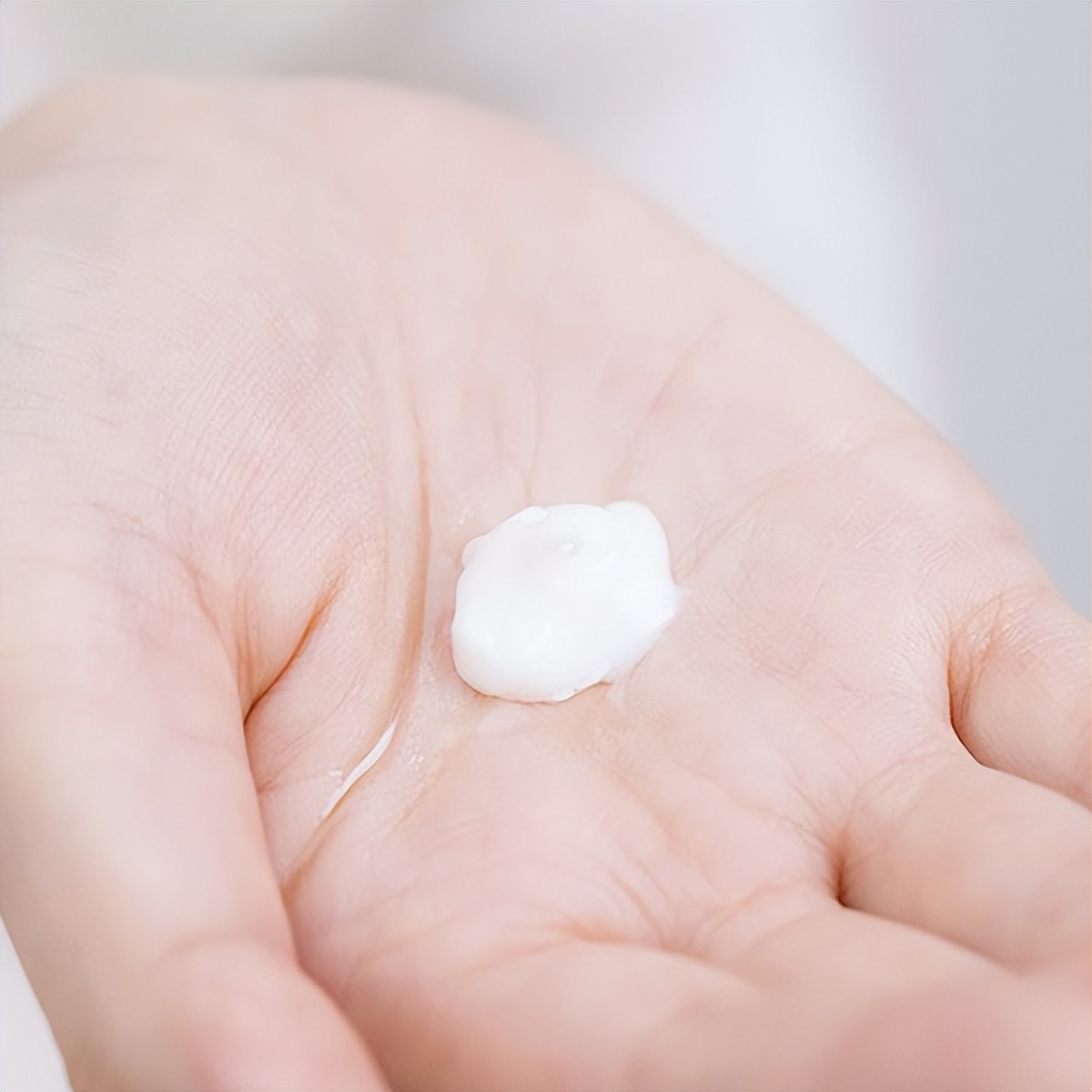 底妆斑驳卡粉不服帖是什么原因,底妆怎么画才会服帖不卡粉斑驳