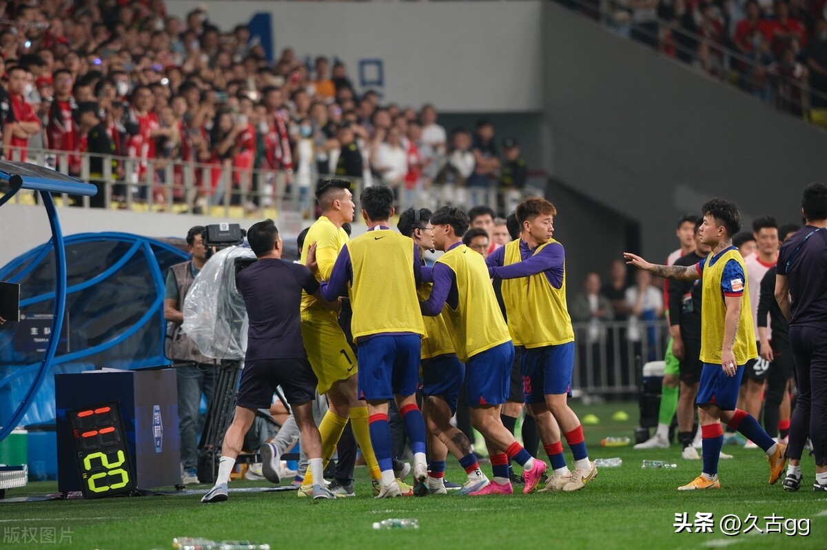 嘴硬？输球+8黄1红吴金贵心不甘，马镇一拳或“打蒙”扬科维奇