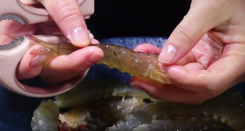 这才是大虾最过瘾的吃法真香,油焖大虾香酥鲜嫩大人小孩都爱吃