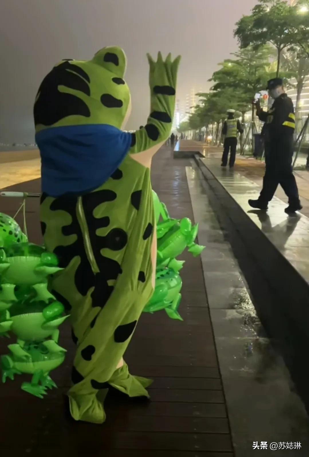 网红青蛙遭城管制止，无奈脱掉衣服，有话不能好好说吗？