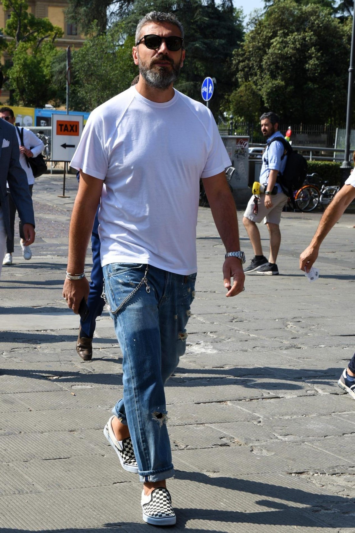 浅蓝色的牛仔裤很适合夏日穿搭,浅蓝色牛仔裤搭配秋冬日系