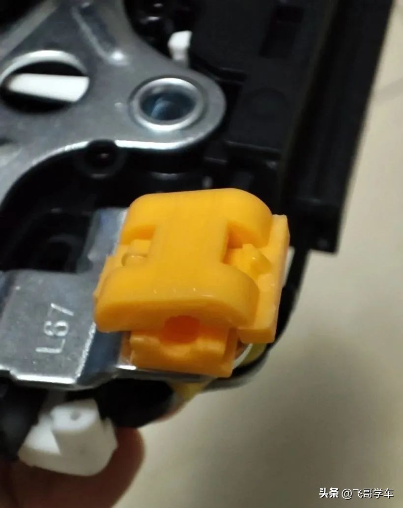 别克凯越车门锁异响和跳动,凯越锁车或者开锁反复跳动