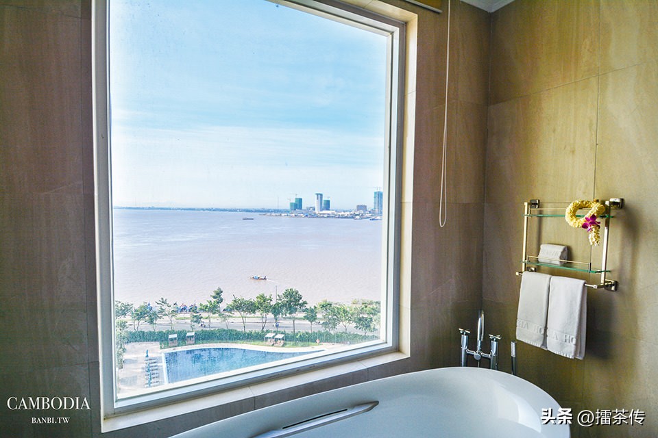 五星级的金边圣卡酒店,眺望洞里萨湖按摩SPA泳池设施俱全
