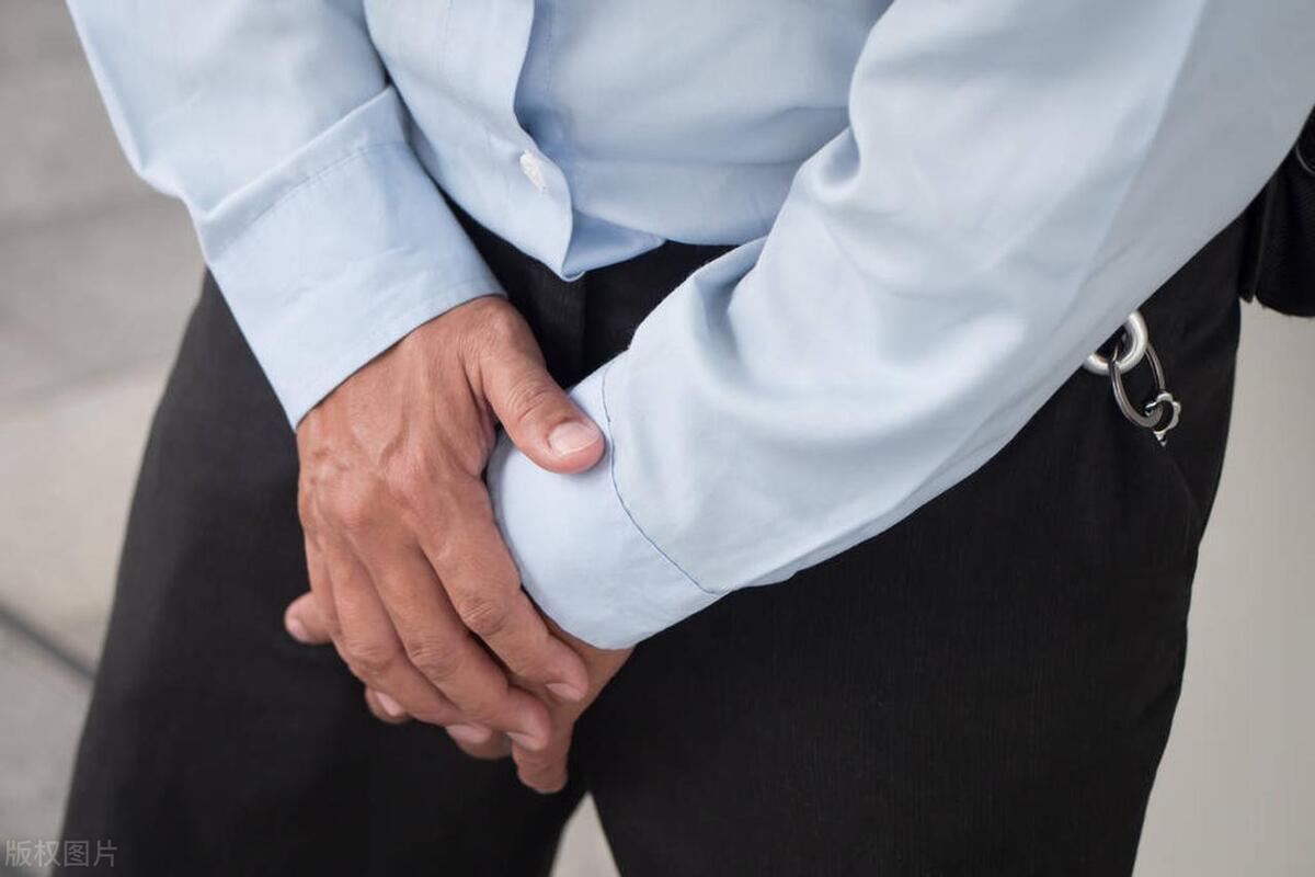 男子在水里游泳肚子疼,男子在游泳感觉肚子一阵疼痛