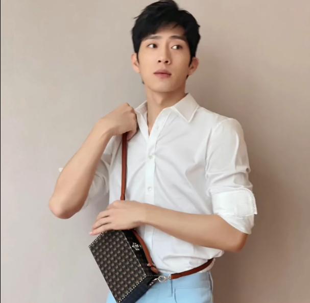 同是“男背女包”，井柏然、朱正廷、陈伟霆，你最喜欢谁的搭配？