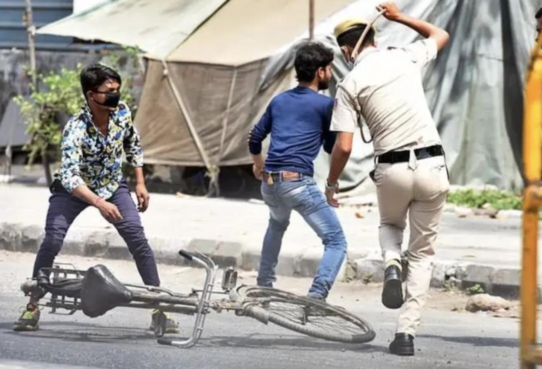 印度警察硬核执法现象,印度警察木棍执法反被反击