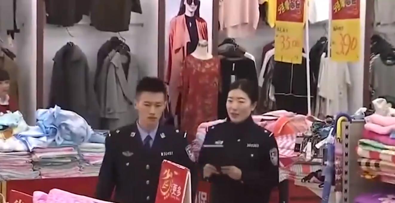 女友发朋友圈少配一张图男子报警,因女友发朋友圈三张图报警