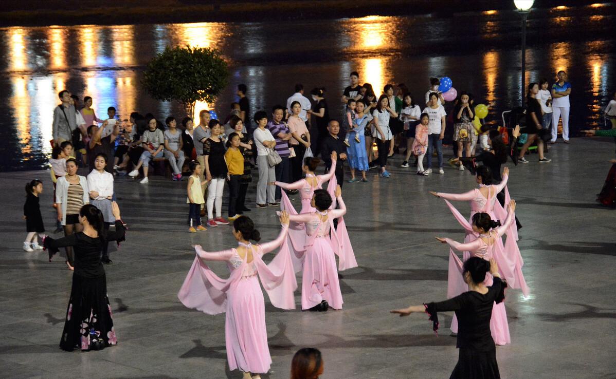 广场舞大妈争地盘闹矛盾,广场舞和打篮球冲突