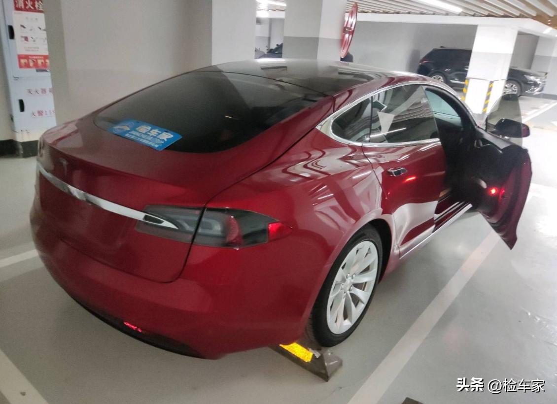 特斯拉降价啥时候是个头？老车主亏到心痛！这辆ModelS只能卖25万