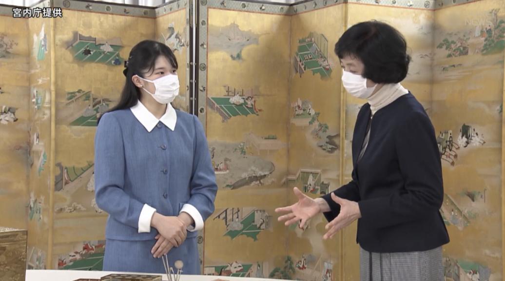 日本爱子公主与父母齐聚！穿开叉裤子变时髦，挎单肩包不再显老气