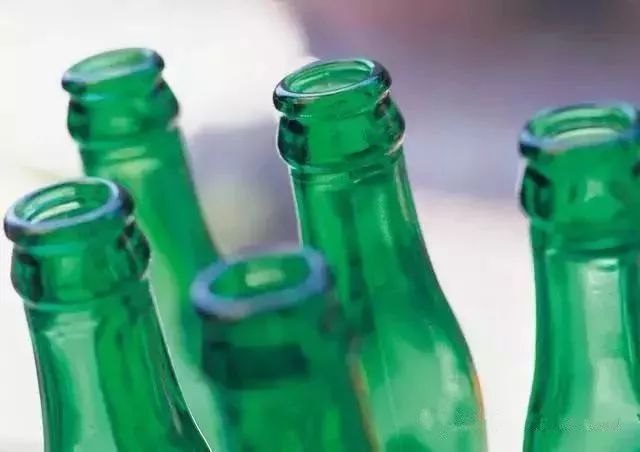 啤酒瓶做帝王绿翡翠,高人拿啤酒瓶做翡翠