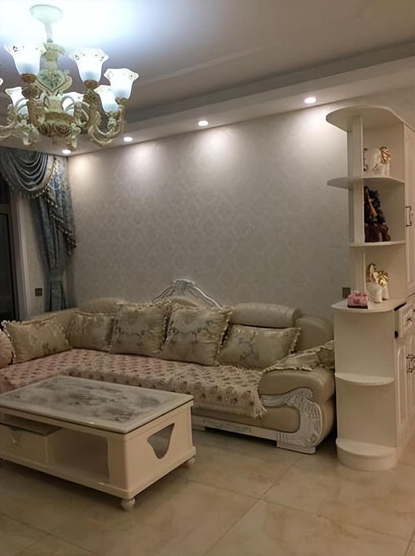 新房装修完毕，120平花了25万，客厅却被小姑子的十字绣毁了