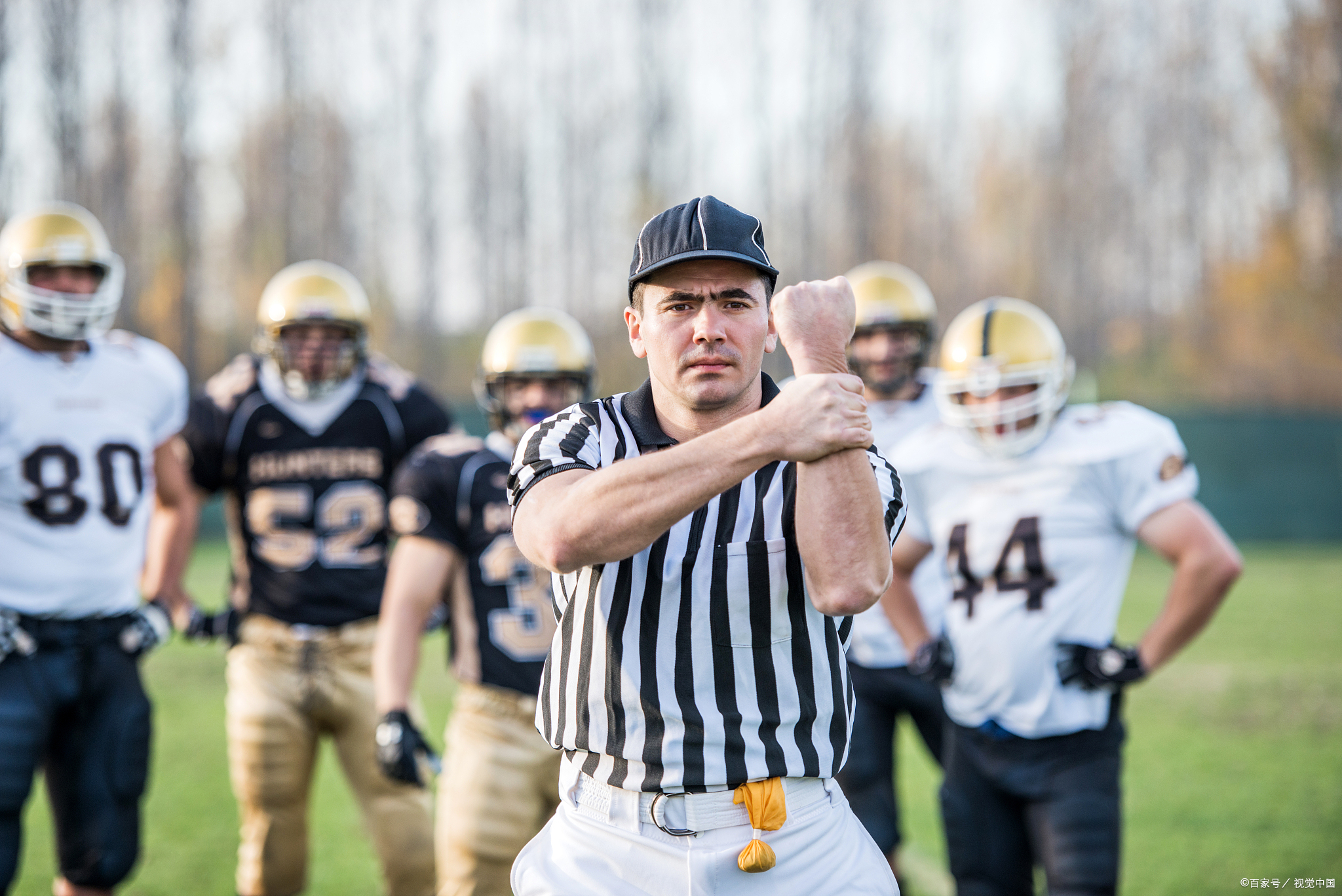 足球裁判被撞倒红牌,街头足球裁判黄牌