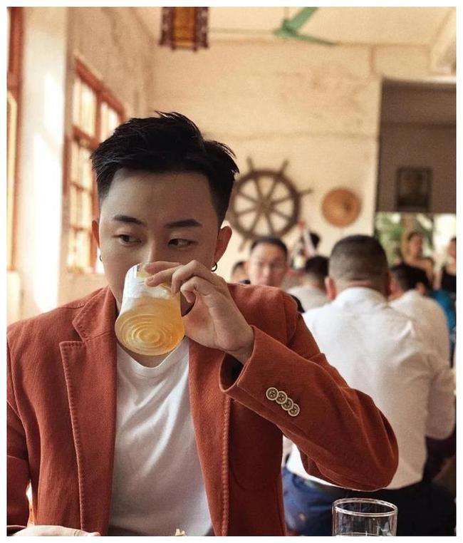 网红富婆租车拍视频装有钱人,养豹的富婆