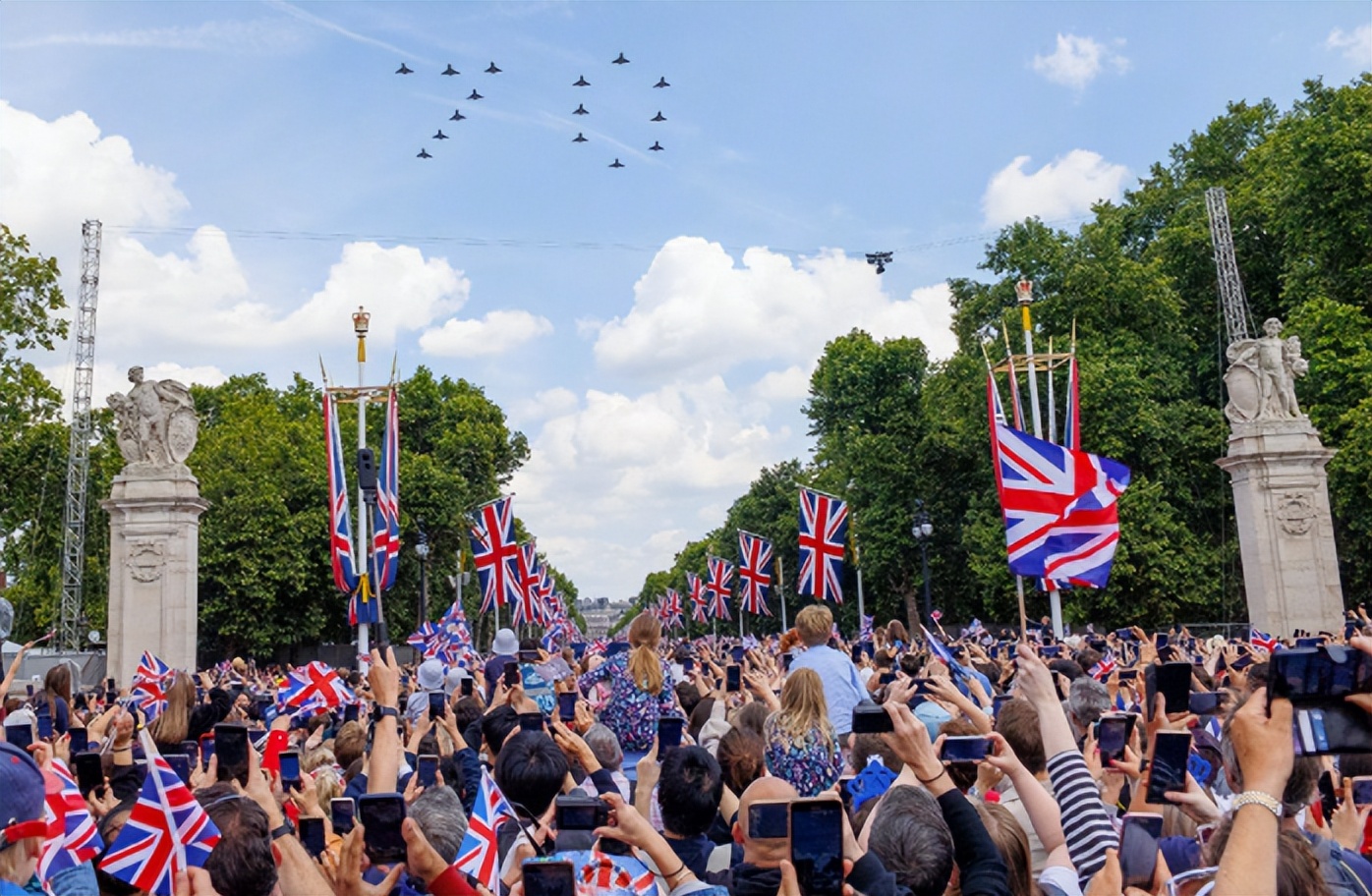 隔辈亲萌娃把面给爷爷,隔辈亲宝宝调皮
