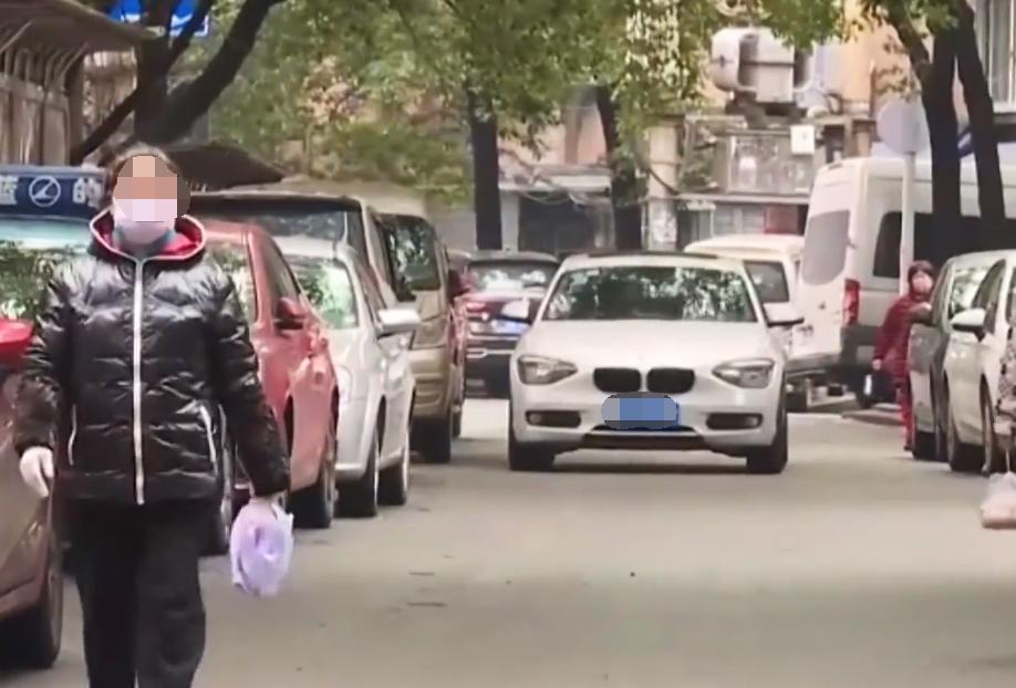 60岁富婆沉迷打牌，每周输上百万败光上亿家产，一副好牌打得稀烂