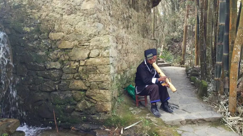 云南弥勒菜市场趣事：烟丝烟筒女人卖，妇女抱着烟筒抽