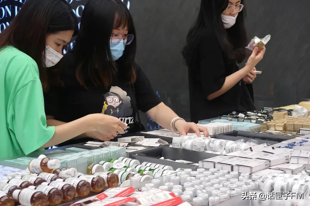 大牌化妆品小样“圈粉”年轻人：真假难辨维权难