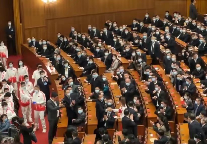 谷爱凌获得金牌的精彩瞬间,谷爱凌进入人民大会堂