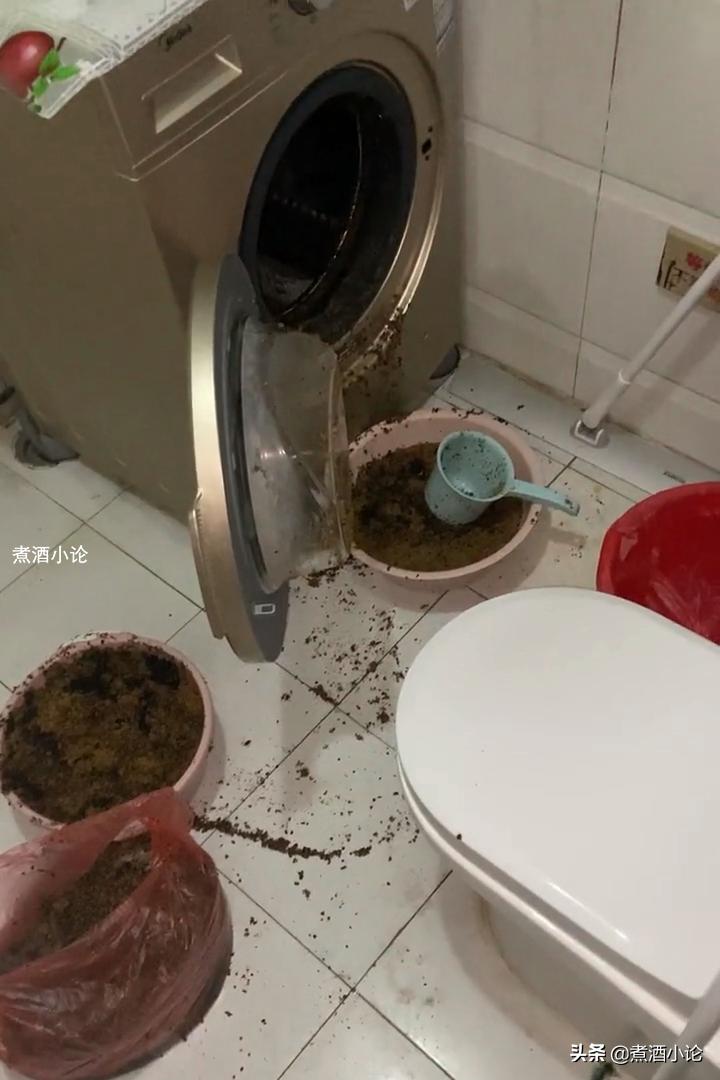 女子用洗衣机洗枕头,用洗衣机洗荞麦枕头结果炸了