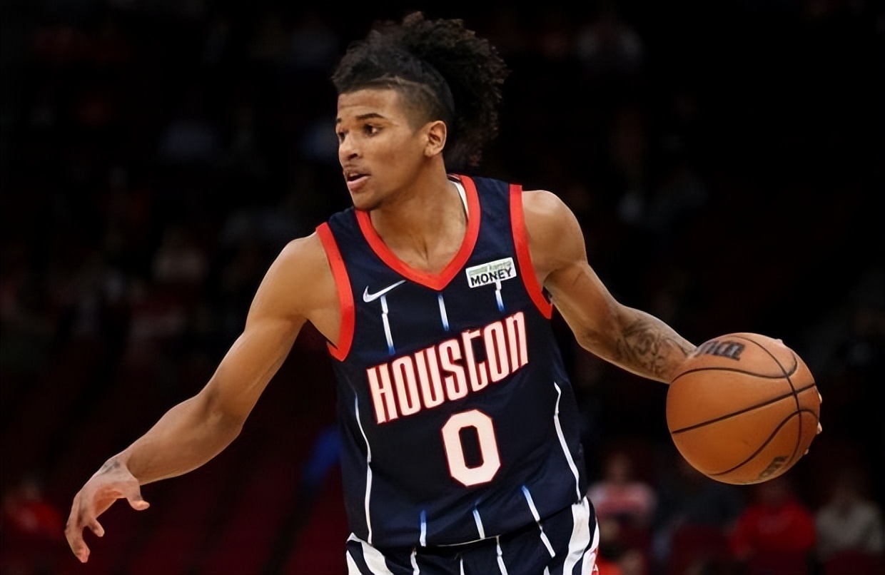 国王的新衣！火箭主场惊现裸奔男子，保安将其扑倒迅速抬走