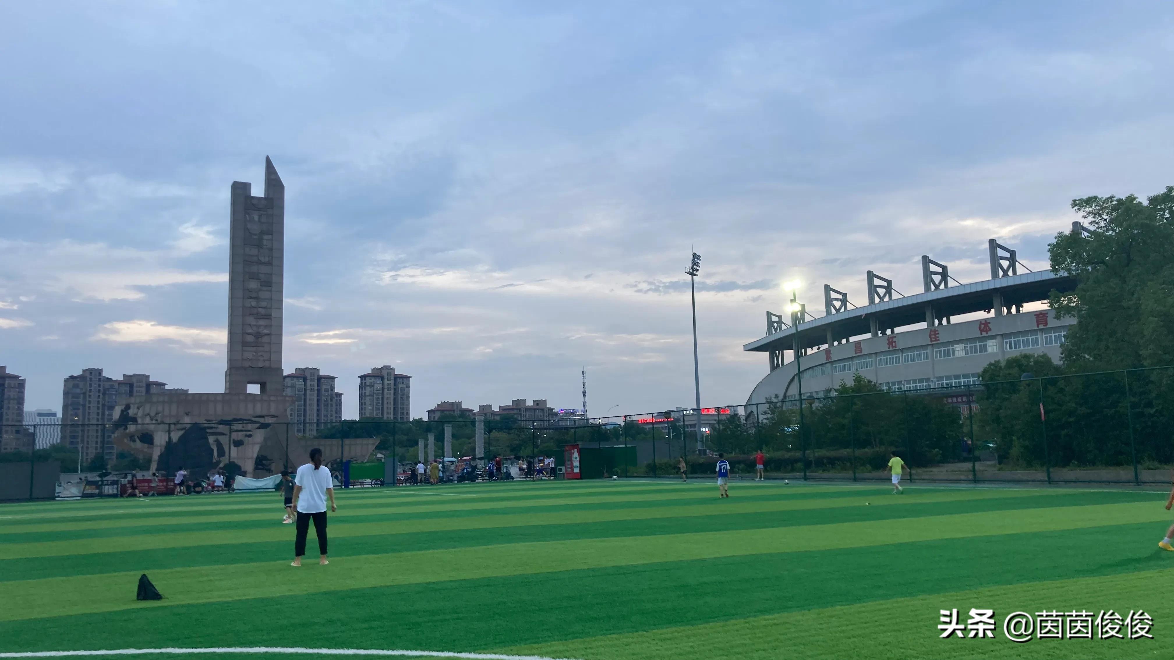 两个小男孩打乒乓球太强了,两个小男孩在打乒乓球