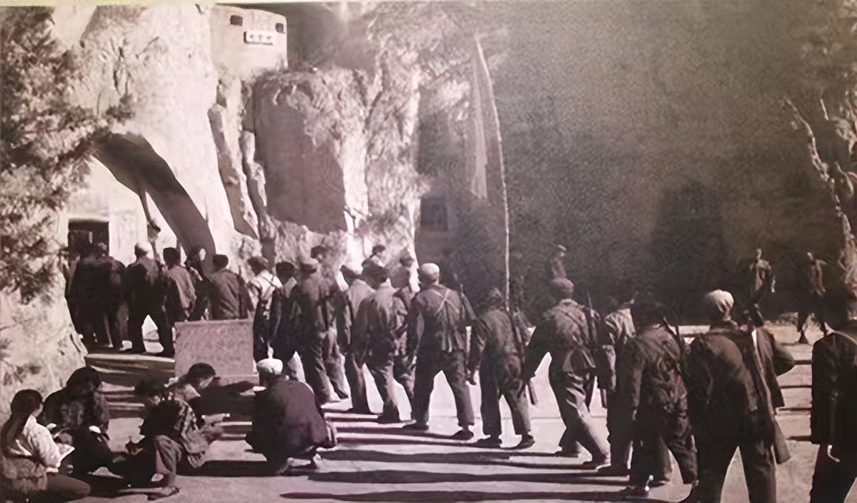 91年吕正操赴美探望张学良，张学良见他好奇问：你咋跟着周恩来了