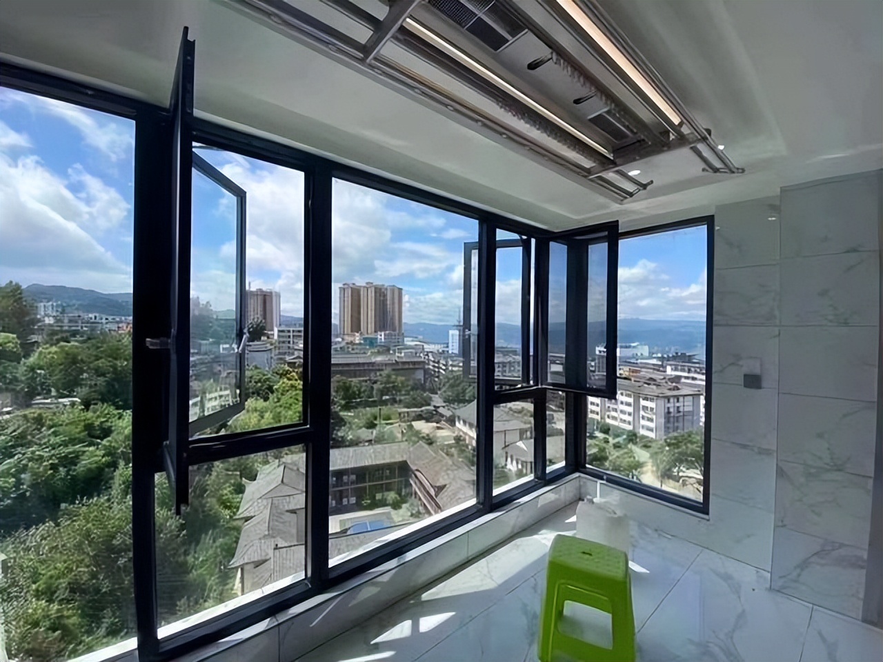 如何选择断桥铝窗户和玻璃,彩铝门窗和断桥铝有什么区别