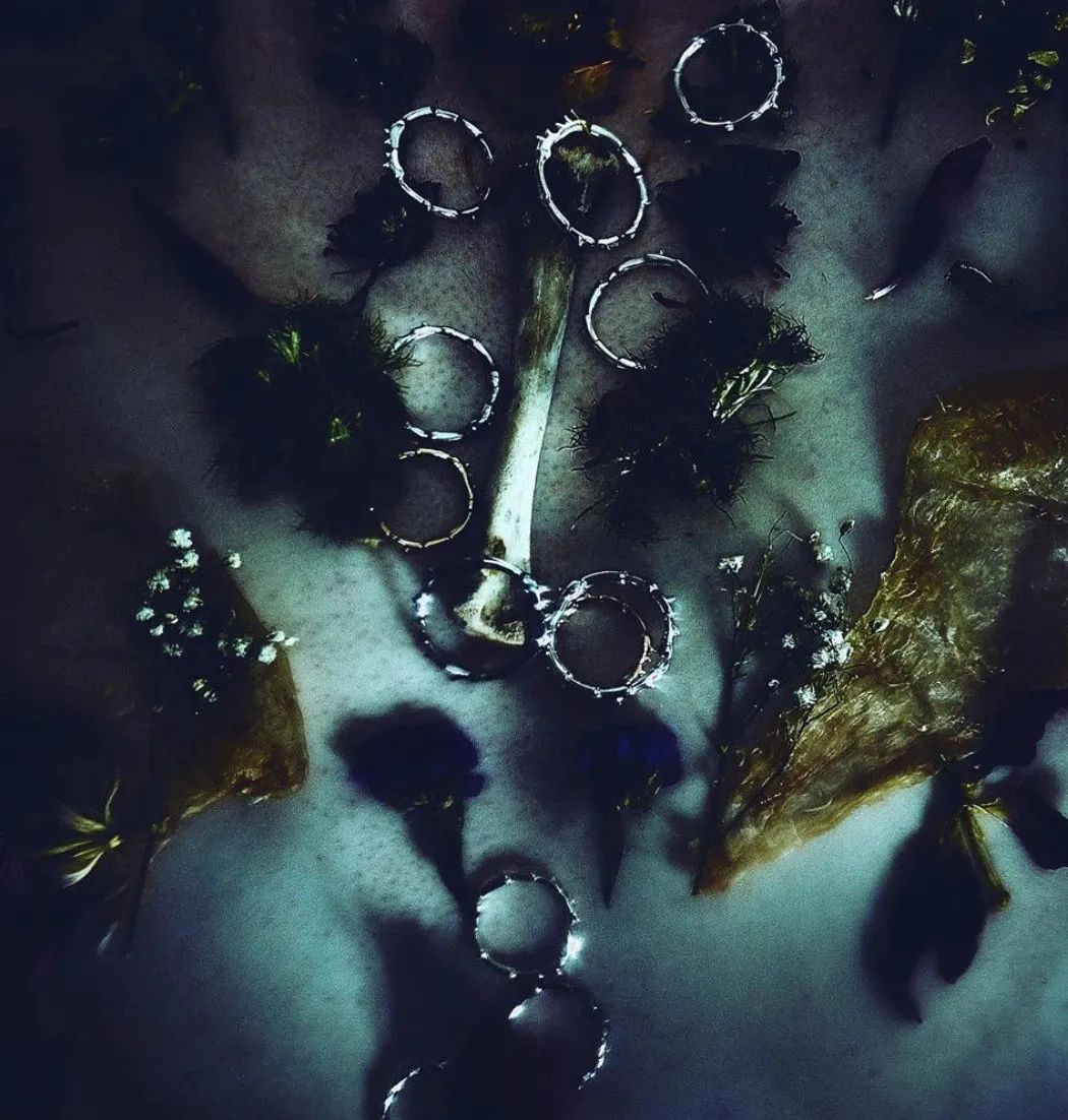 将鲜花封存,变成华服,玩转自然材料的日本设计师