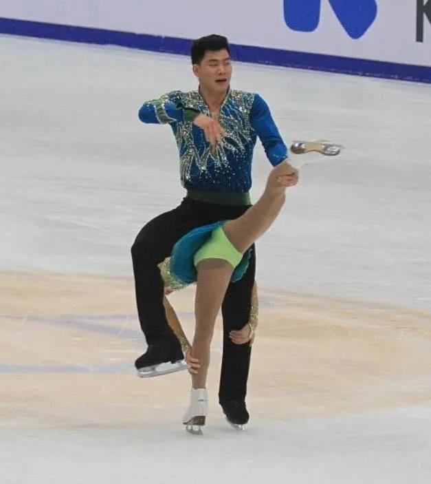 女子花样滑冰失误的视频,花样滑冰失误精彩视频