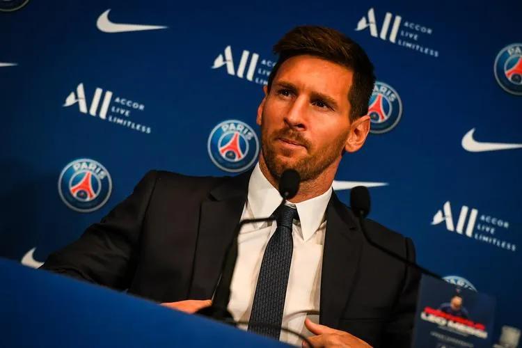 梅西球迷吹响梅吹,一个梅西球迷一个c罗球迷