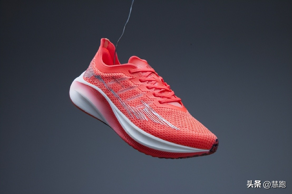跑鞋内卷新高度：抢人抢名次争夺白热化你如何看？