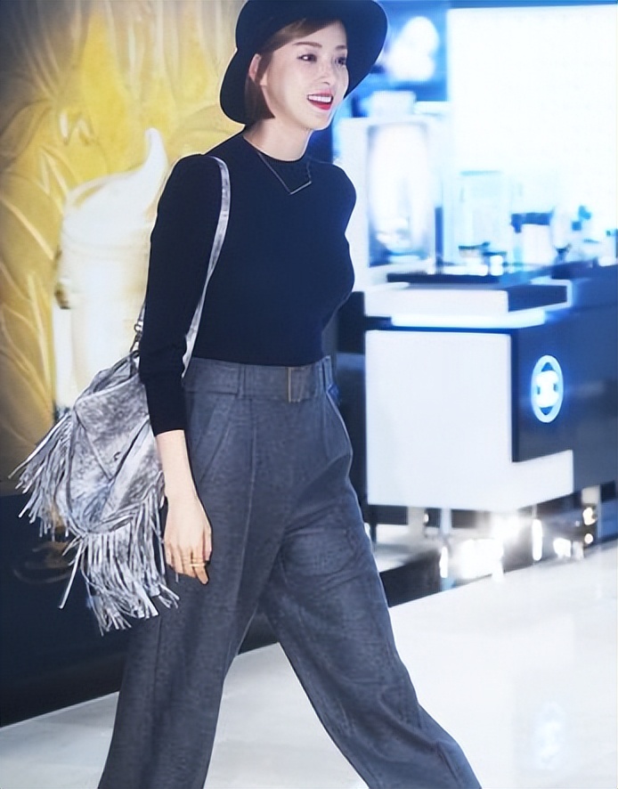 为什么说黑白灰穿搭是经典的理由,黑白灰最基础的颜色穿搭