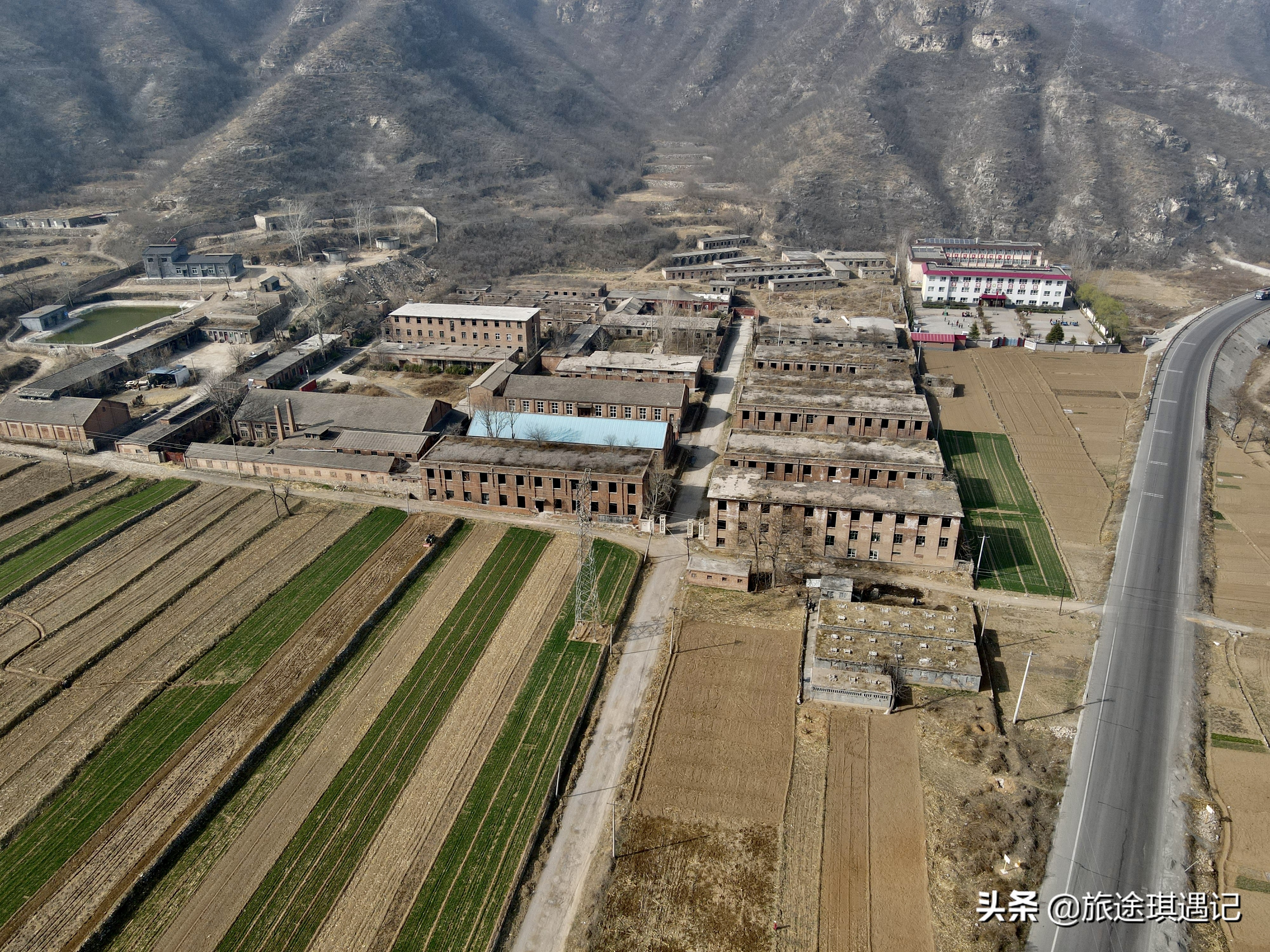 村子用窟窿命名，74年前传出震惊世界的消息，三家三线厂紧密相连