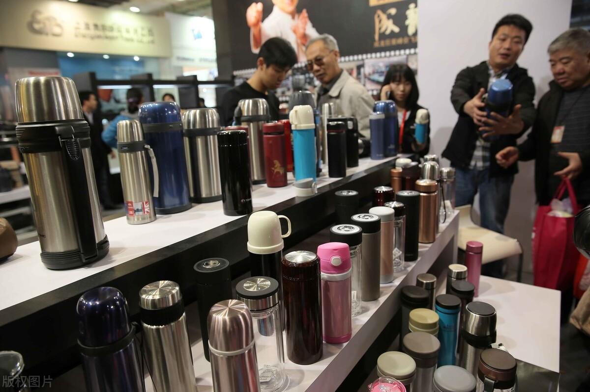 不锈钢保温杯温水进去毒水出来,央视爆料保温杯热水变毒水