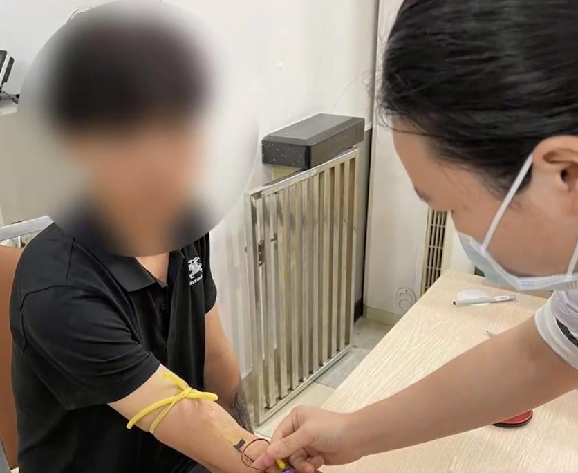 19岁男生开超跑带女友炸街被抓,在女子面前耍帅