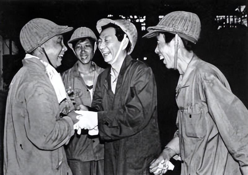 1998年，*镕基朱**反腐遭人质疑，江同志：*党**就是你的后盾