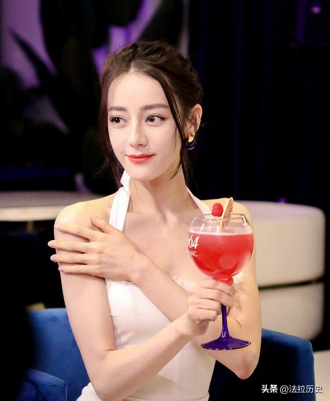 “半露酥胸”却还要捂着，脸皮薄到不自在，迪丽热巴遭网友群嘲