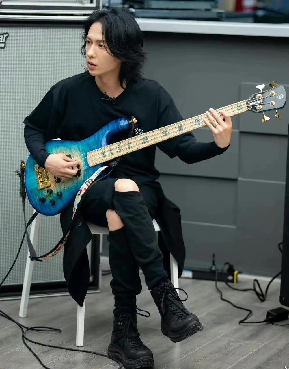 弹吉他的男人,弹吉他的男人唱什么歌好听