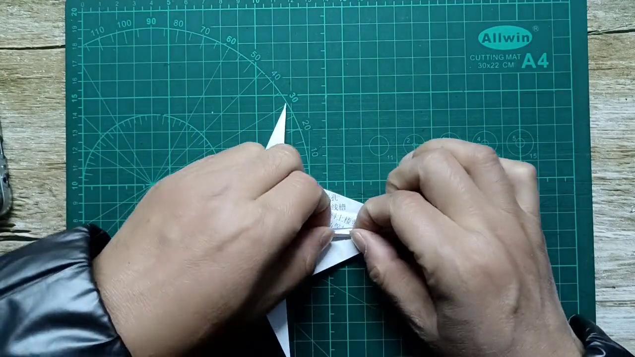 小宝剑怎么折图片,宝剑手工折纸视频教程