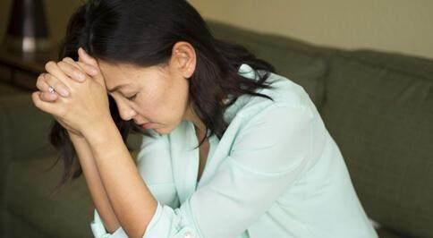 顺产后排出来像虫子一样的东西,顺产十天后下面隐约疼痛怎么回事