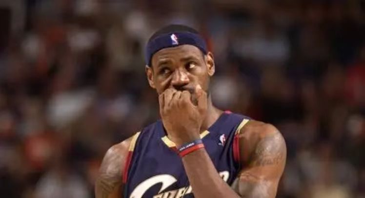 詹姆斯咬手指原因,九岁小男孩咬指甲截肢