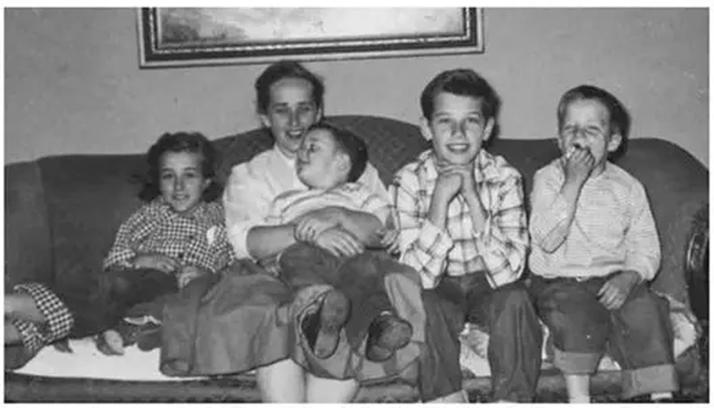 美利坚下跪狂人，成人尿不湿坚定“带盐人”——“稀宗拜登”