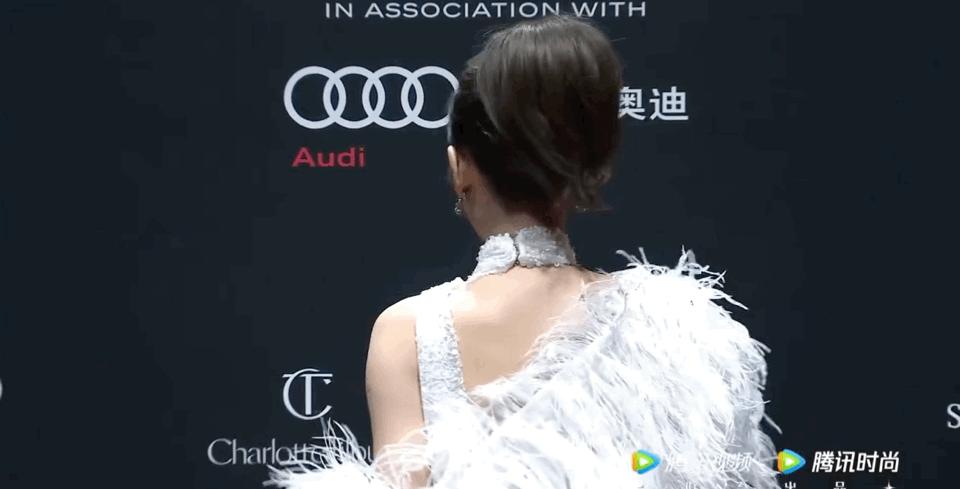 张嘉倪黑裙和网红同框,张嘉倪风波后首晒美照